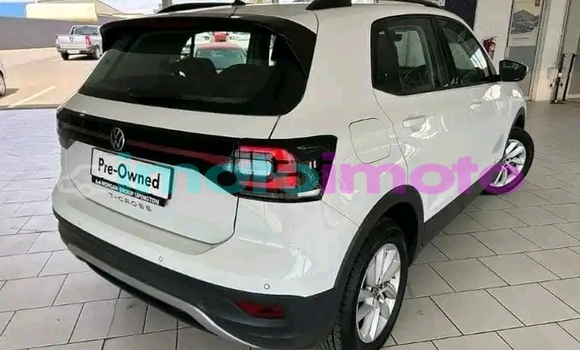 Buy Used Volkswagen T-Roc White Car in Johannesburg in Gauteng Buy Used Volkswagen T-Roc White Car in Johannesburg in Gauteng