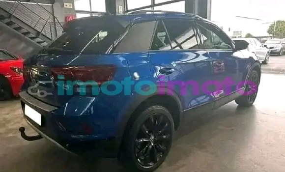 Buy Used Volkswagen T-Roc Blue Car in Import - Dubai in Gauteng Buy Used Volkswagen T-Roc Blue Car in Import - Dubai in Gauteng