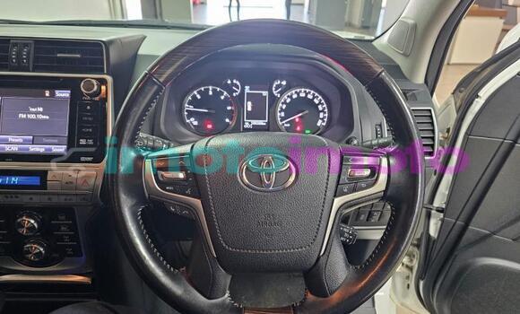 Buy Used Toyota Land Cruiser Prado White Car in Gauteng in Gauteng Buy Used Toyota Land Cruiser Prado White Car in Gauteng in Gauteng