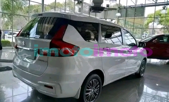 Buy Used Suzuki Ertiga White Car in Dainfern in Gauteng Buy Used Suzuki Ertiga White Car in Dainfern in Gauteng