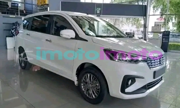 Buy Used Suzuki Ertiga White Car in Dainfern in Gauteng Buy Used Suzuki Ertiga White Car in Dainfern in Gauteng