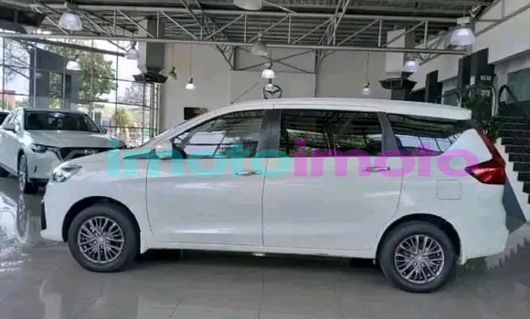 Buy Used Suzuki Ertiga White Car in Dainfern in Gauteng Buy Used Suzuki Ertiga White Car in Dainfern in Gauteng