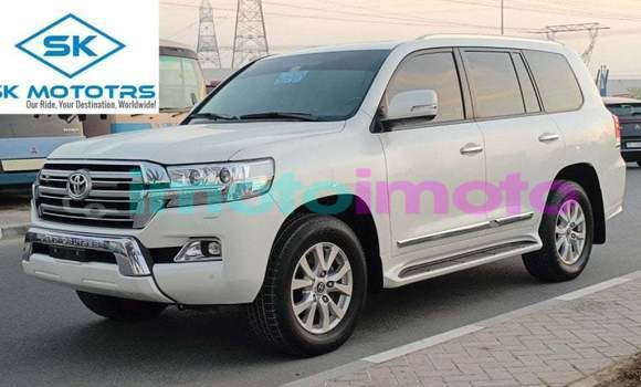 Buy Import Toyota Land Cruiser White Car in Import - Dubai in Gauteng