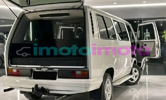 Buy Used Volkswagen Caravelle White Car in Dainfern in Gauteng Buy Used Volkswagen Caravelle White Car in Dainfern in Gauteng